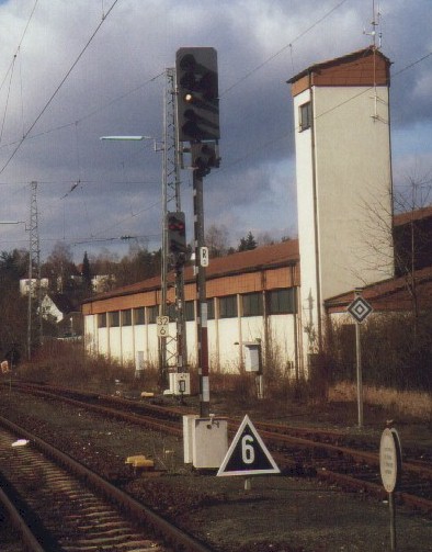 The diamond-shaped sign to the right is an El 6 announcer for the end of 