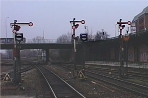 Formhauptsignale mit hohen Gleissperrsignalen