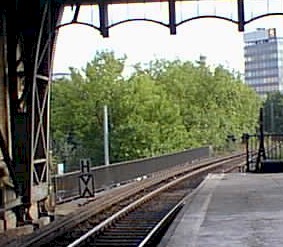 Haltetafel und alleinstehende Vorsignaltafel